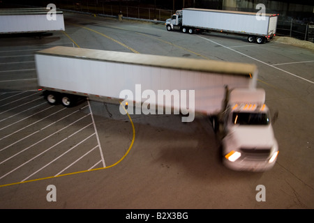 LKW Geschwindigkeit über auf dem Parkplatz eines Distributionszentrums. Stockfoto