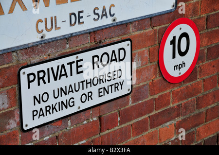 Private Straßenschild, einer Sackgasse, mit Höchstgeschwindigkeit von 10 km/h und No Parking Stockfoto