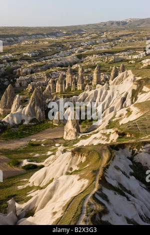 Luftaufnahme über die berühmten vulkanischen Tuffstein Felsformationen rund um Göreme, Kappadokien, Anatolien, Türkei Stockfoto