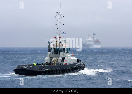 Ein Schlepper steht wie ein Kreuzfahrtschiff mit nur einem Motor arbeiten nähert sich der Hafen von Horta auf den Azoren Stockfoto