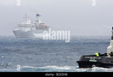 Ein Schlepper steht wie ein Kreuzfahrtschiff mit nur einem Motor arbeiten nähert sich der Hafen von Horta auf den Azoren Stockfoto