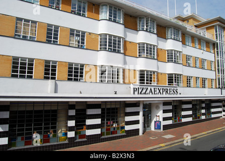 Pizza Express Restaurant im Art-Deco-Gebäude, Red Lion Street, Richmond, Richmond upon Thames, England, Vereinigtes Königreich Stockfoto