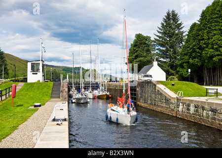 Segelboote sind dabei, so dass Loch Lochy Laggan Locks auf den kaledonischen Kanal in Schottland Stockfoto