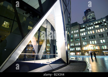Zwei Menschen stehen vor den Gerkin Bui im Zentrum von London Stockfoto