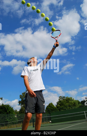 Tennis Player schlagen Volley, Twickenham, Richmond upon Thames, London, England, Vereinigtes Königreich Stockfoto