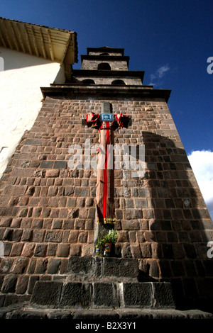 Peru - Cusco/Cusco--ein Kreuz mit Jesus auf der Vorderseite der Iglesia de San Blas stonewall Kirche in San Blas-Teil der Stadt Stockfoto