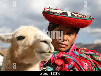 Peru - Cusco/Cusco--eine indigene Frau in traditioneller Kleidung geht ihr Lama in den San Blas-Teil der Stadt. Stockfoto