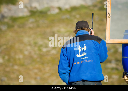 Mit einem Satelliten-Telefon in einer abgelegenen Gegend im Camp Victor auf Grünlandflächen Westküste Grönland Reiseführer Stockfoto