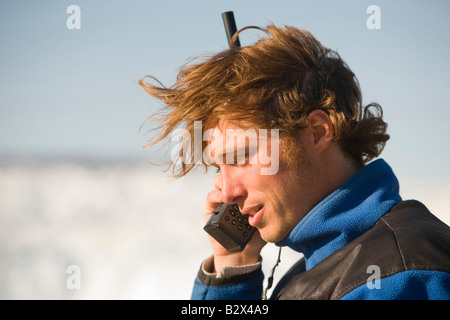 Mit einem Satelliten-Telefon in einer abgelegenen Gegend im Camp Victor auf Grünlandflächen Westküste Grönland Reiseführer Stockfoto