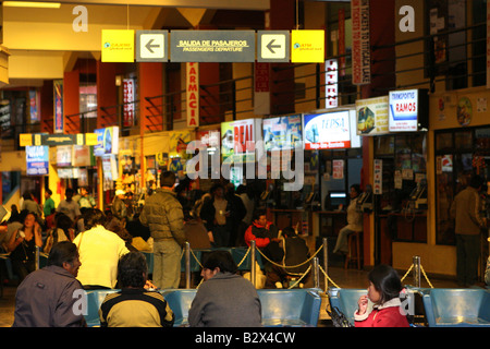 Peru-Cusco/Cusco-Massen von Menschen warten auf Busse in der Busbahnhof Terminal Terrestre Stockfoto