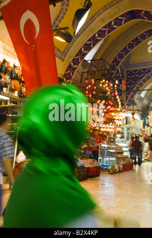 Frau trägt ein grünes Kopftuch, shopping in den großen Basar, Istanbul, Türkei Stockfoto