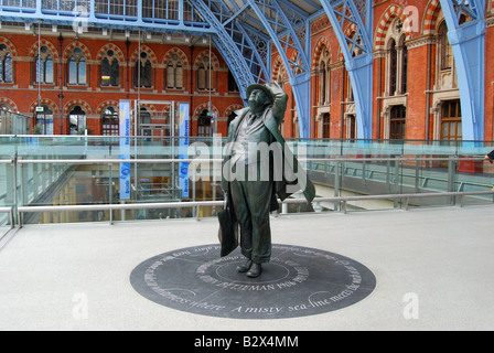 Sir John Betjeman Statue, internationalen Bahnhof St. Pancras, Euston Road, Camden, London, England, Vereinigtes Königreich Stockfoto