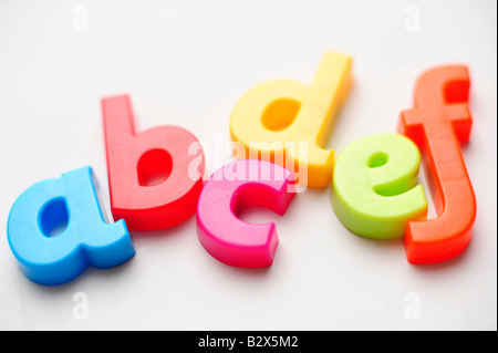 Farbige Kunststoff Buchstaben buchstabieren Abcdefg illustrieren das Alphabet lernen Stockfoto