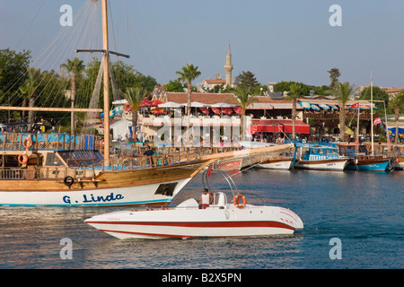 Boote entlang der Hafenpromenade in Side, östlichen Mittelmeer, Türkei Stockfoto