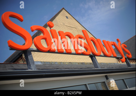 Der Sainsbury-Zeichen im Supermarkt speichern in Barnstaple North Devon. Stockfoto