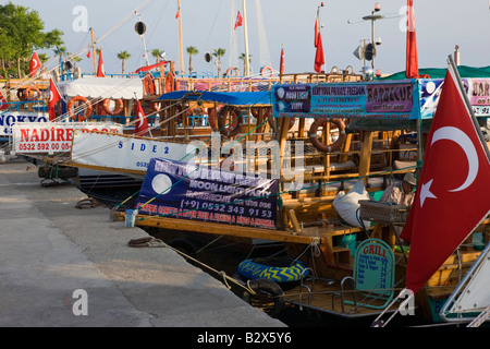 Boote entlang der Hafenpromenade in Side, östlichen Mittelmeer, Türkei Stockfoto