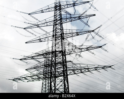 Hohe Spannung Strom Stromkabel und Pylon gegen sonnendurchflutete Wolken Stockfoto