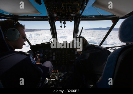 Ein Air Greenland Sikorsky-Hubschrauber fliegen über die Jacobshavn Icefjord in der Nähe von Ilulissat auf Grönland Stockfoto