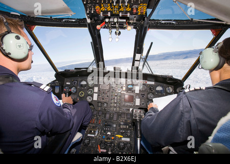 Ein Air Greenland Sikorsky-Hubschrauber fliegen über die Jacobshavn Icefjord in der Nähe von Ilulissat auf Grönland Stockfoto