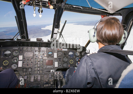 Ein Air Greenland Sikorsky-Hubschrauber fliegen über die Jacobshavn Icefjord in der Nähe von Ilulissat auf Grönland Stockfoto