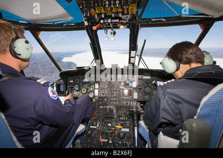 Ein Air Greenland Sikorsky-Hubschrauber fliegen über die Jacobshavn Icefjord in der Nähe von Ilulissat auf Grönland Stockfoto