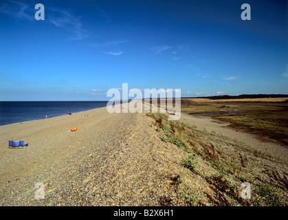 Lange hohe Bank von Kies am Salthouse an der North Norfolk Küste schützt das Brackwasser niedrigen Moor aus dem Meer Stockfoto