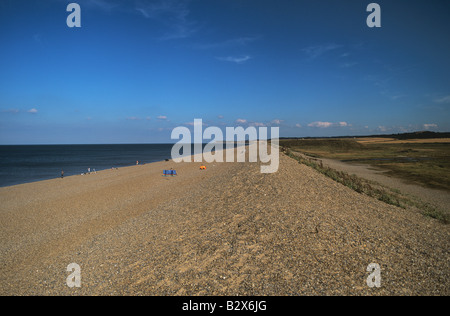 Lange hohe Bank von Kies am Salthouse an der North Norfolk Küste schützt das Brackwasser niedrigen Moor aus dem Meer Stockfoto