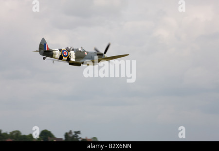 Vickers Supermarine Spitfire IXT 9-GP MJ627 G-BMSB im Flug am Wickenby Flugplatz Stockfoto