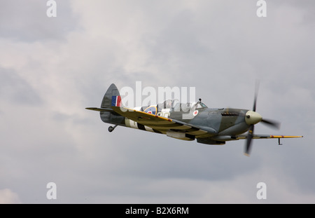 Vickers Supermarine Spitfire IXT 9-GP MJ627 G-BMSB im Flug am Wickenby Flugplatz Stockfoto