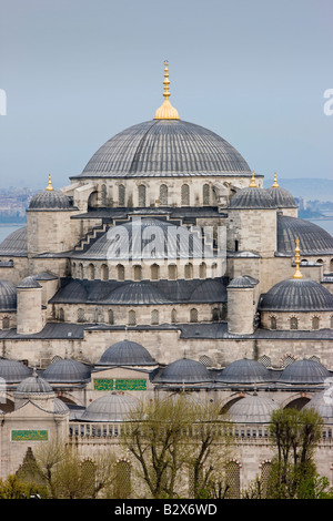 Erhöhten Blick auf die blaue Moschee in Sultanahmet mit Blick auf den Bosporus in Istanbul Türkei Stockfoto