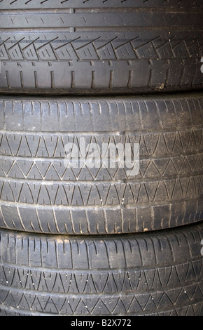 Ein Stapel von Altreifen in der garage Stockfoto