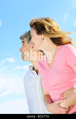 Reife romantisches Paar der Baby-Boomer schaut zum Himmel empor Stockfoto