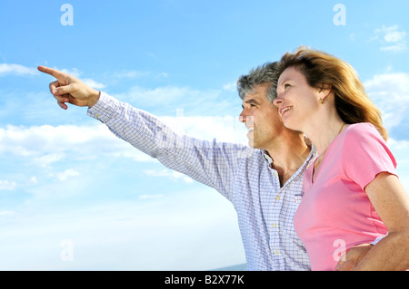 Reife romantisches Paar der Baby-Boomer schaut zum Himmel empor Stockfoto