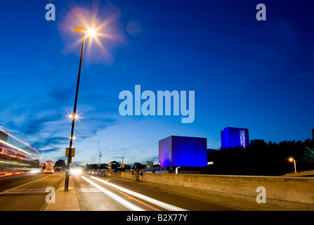 Verschwommene Verkehr in der Abenddämmerung auf Waterloo Bridge London UK Europe Stockfoto