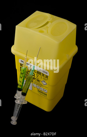 Injektionsspritzen neben einer Sharps box Stockfoto