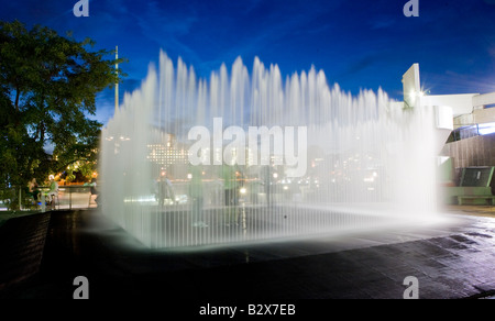 Menschen In A Ghost Brunnen auf der South Bank London UK Europe Stockfoto