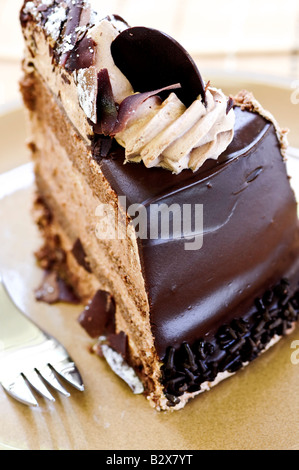 Mousse au Chocolat Kuchen auf dem Silbertablett serviert Stockfoto