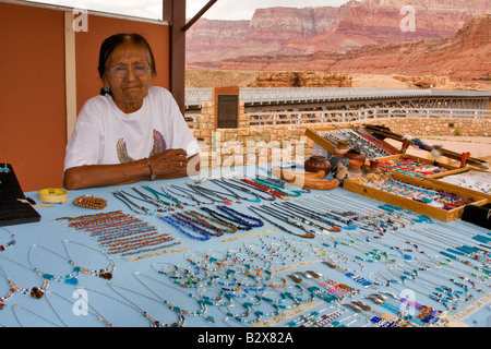 Navajo Frau mit Souvenirs in der Nähe von Vermillion Cliffs, Arizona Stockfoto