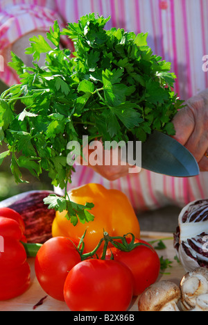 Hände einer älteren Frau Kochen mit frischem Gemüse Stockfoto