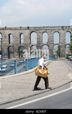 Straße Verkäufer Verkauf von Bananen aus einem Korb in Istanbul Stockfoto