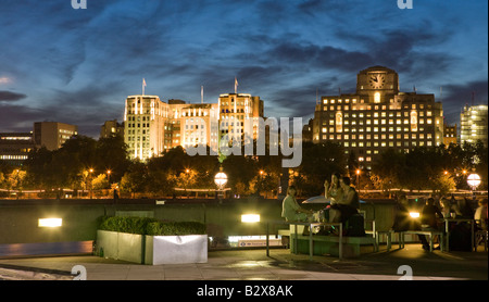 Leute hängen Out am Abend auf der South Bank London UK Europe Stockfoto