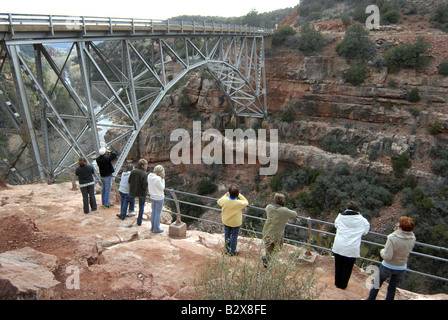 Touristen suchen nach unten im Oak Creek Canyon unter der Midgley-Brücke in der Nähe von Sedona Arizona Stockfoto