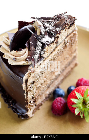 Mousse au Chocolat Kuchen auf dem Silbertablett serviert Stockfoto