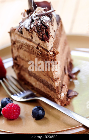 Mousse au Chocolat Kuchen auf dem Silbertablett serviert Stockfoto