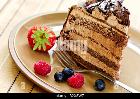 Mousse au Chocolat Kuchen auf dem Silbertablett serviert Stockfoto