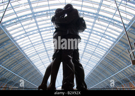 Der Treffpunkt Statue von Paul Tag, internationalen Bahnhof St. Pancras, Euston Road, Camden, London, England, Vereinigtes Königreich