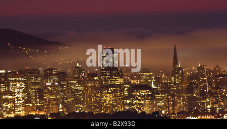 Sommer Nebel rollt den Pazifischen Ozean über San Francisco Kalifornien von Berkeley Hills aus gesehen Stockfoto