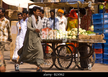 Obst und Gemüse Stände, Subkontinent Jaisalmer, Rajasthan, Indien, Asien Stockfoto