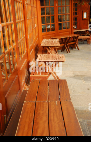 Terrasse eines Cafés in Paris Frankreich Stockfoto