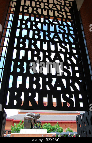 Eingangstor und Newton Skulptur, The British Library, Euston Road, Camden Borough, London, England, Vereinigtes Königreich Stockfoto